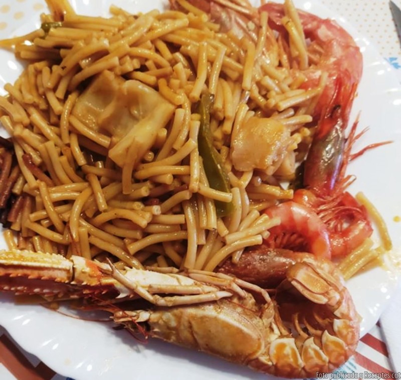 Fideus amb gambetes i escamarlans