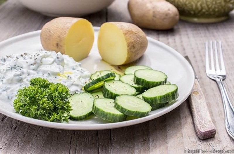 Patates amb cogombre i formatge cottage