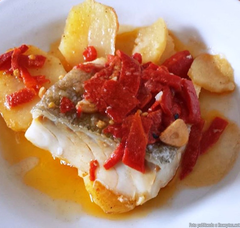 Bacallà al forn amb llit de patata i pebrot del piquillo