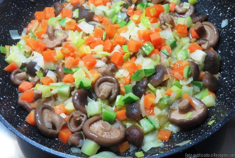 Shiitake saltejats amb hortalisses i verdures