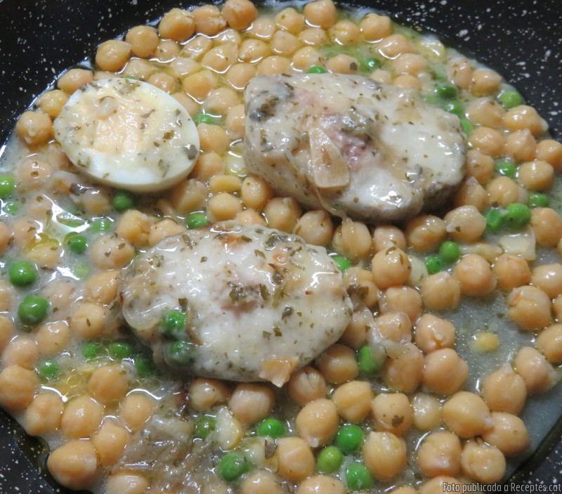 Lluç a la salsa verda amb pèsols i cigrons