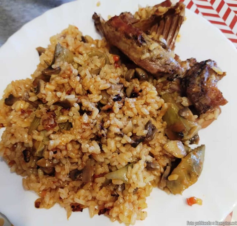 Paella simple de conill, carxofes i bolets