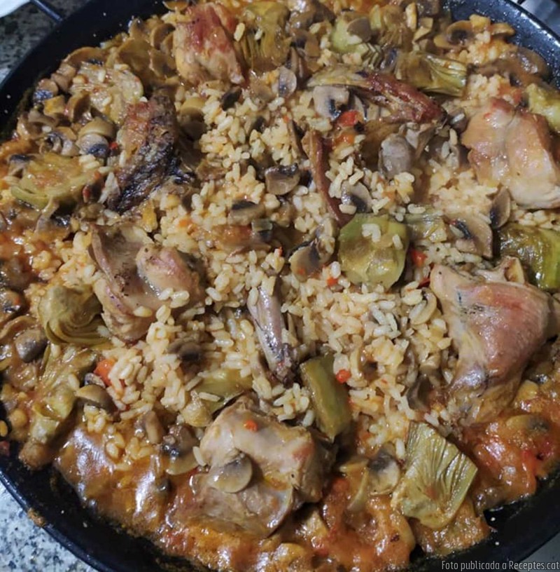 Paella simple de conill, carxofes i bolets
