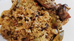 Recepta de cuina de Paella simple de conill, carxofes i bolets