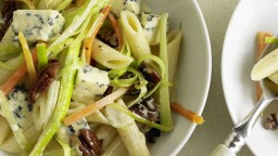 Recepta de cuina de Pasta amb verdures, formatge Rocafort i nous peca'ns