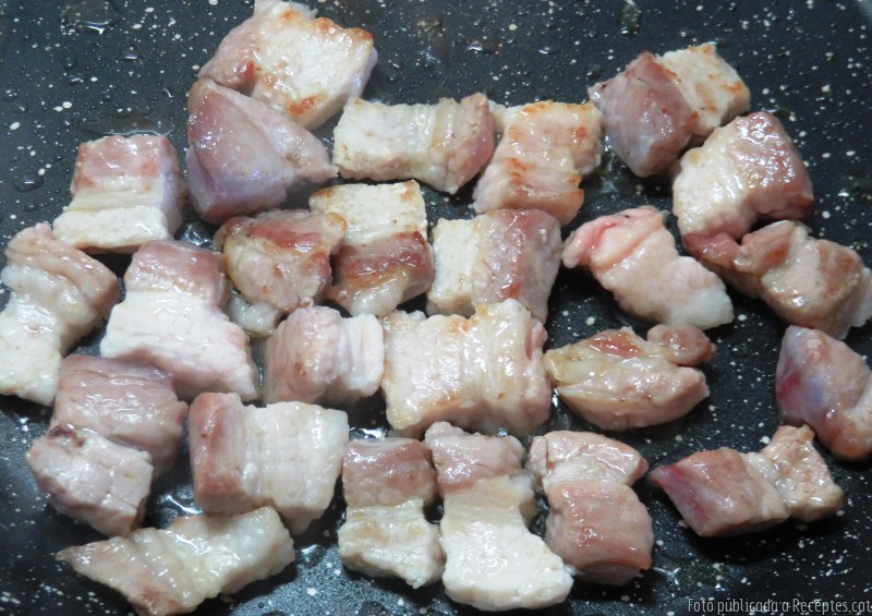 Pèsols amb patates i cansalada viada