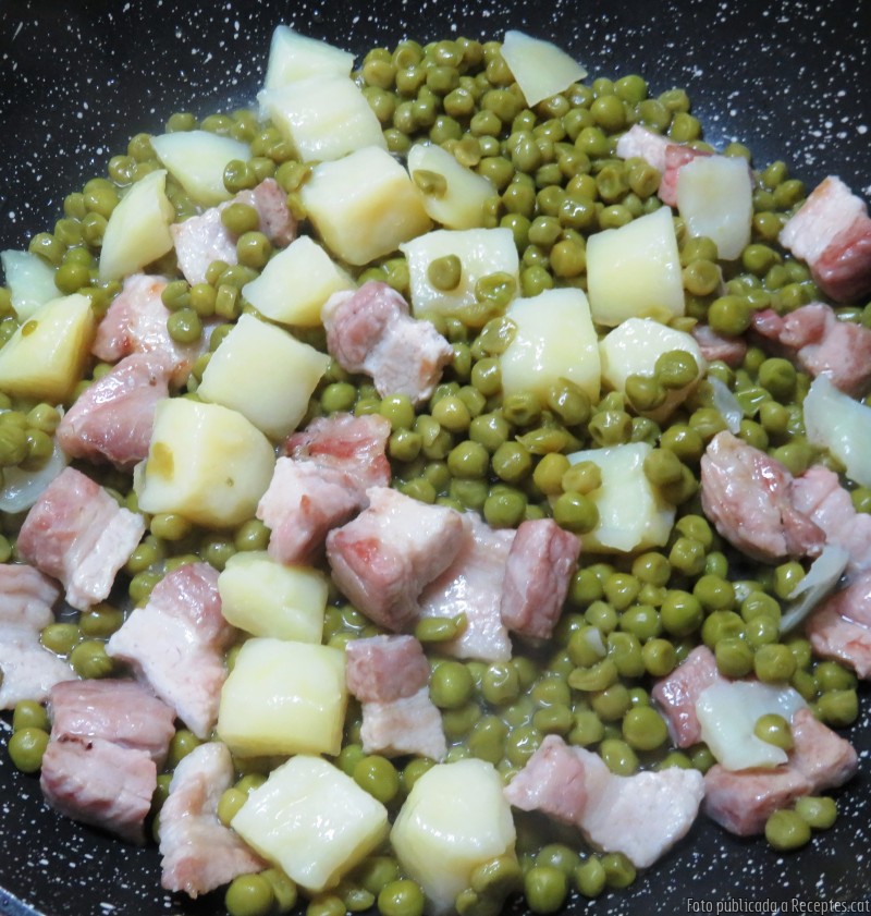 Pèsols amb patates i cansalada viada