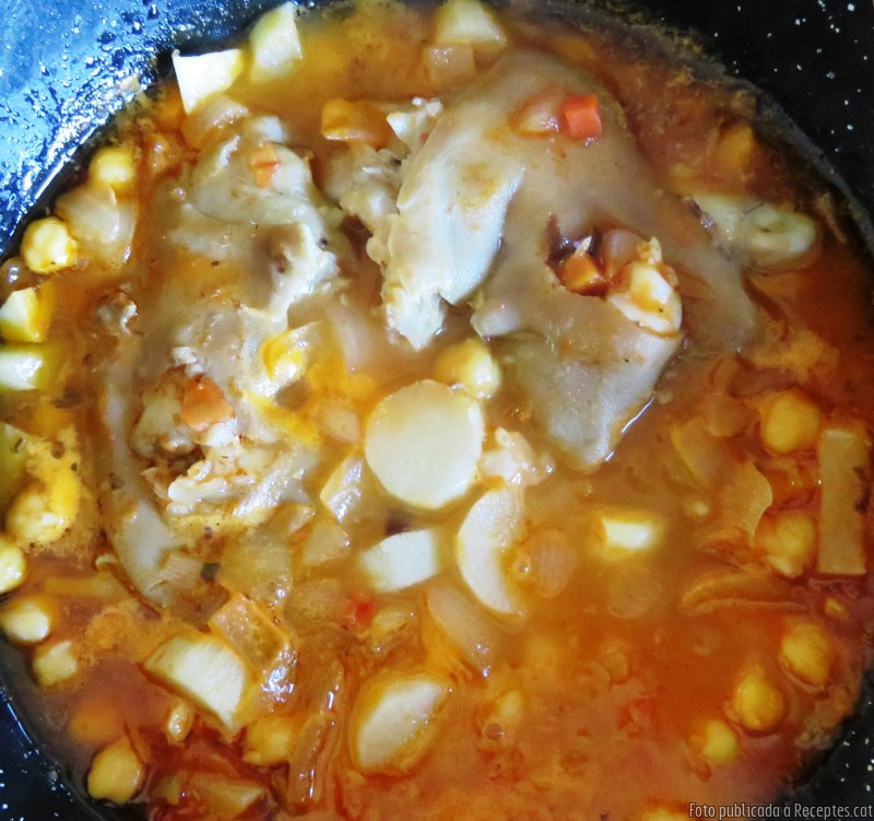 Peus de porc amb naps negres i cigrons