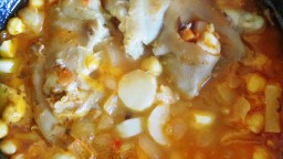 Recepta de cuina de Peus de porc amb naps negres i cigrons