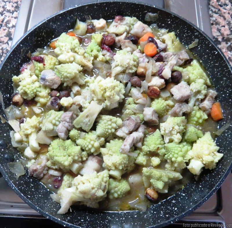 Romanesco al vapor amb cansalada viada, nabius i fruits secs