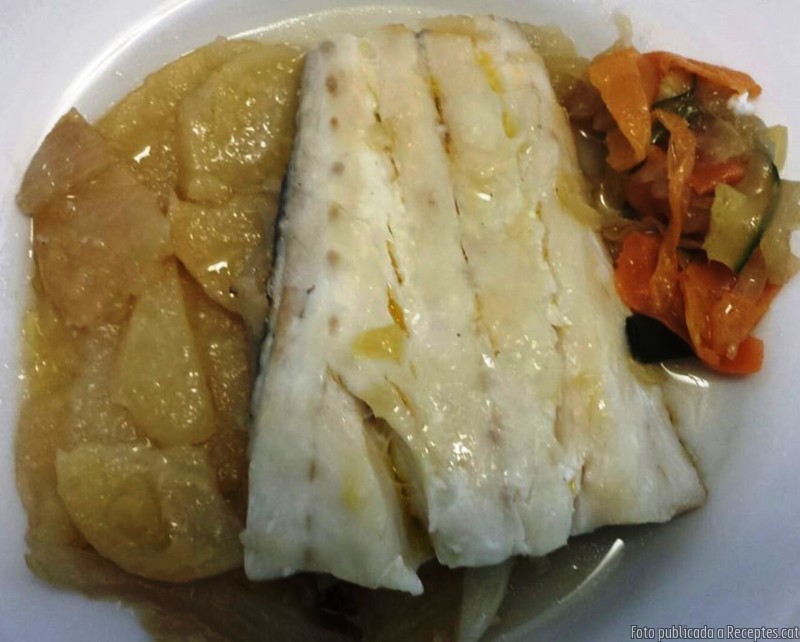 Supremes de lluç al forn amb llit de patata i ceba