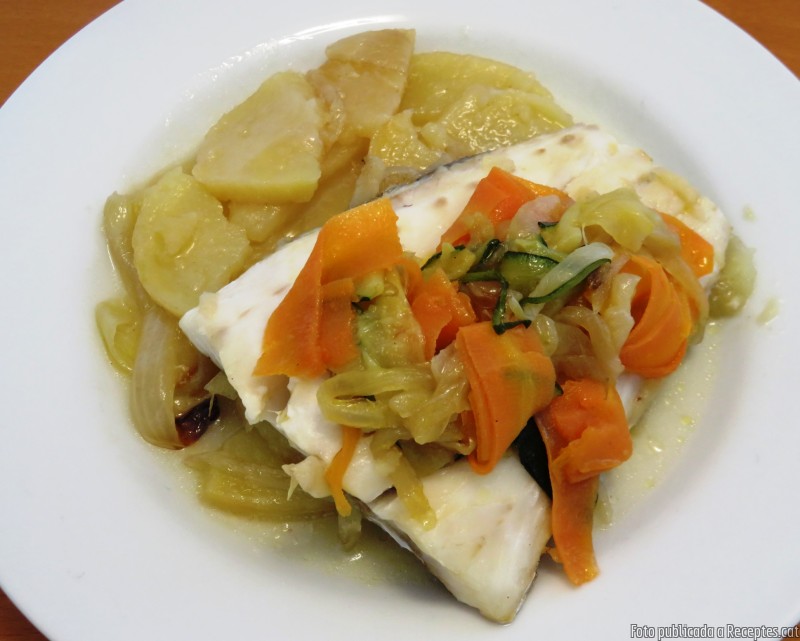 Supremes de lluç al forn amb llit de patata i ceba