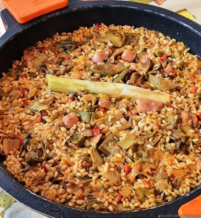 Arròs amb calçots, carxofes i botifarra