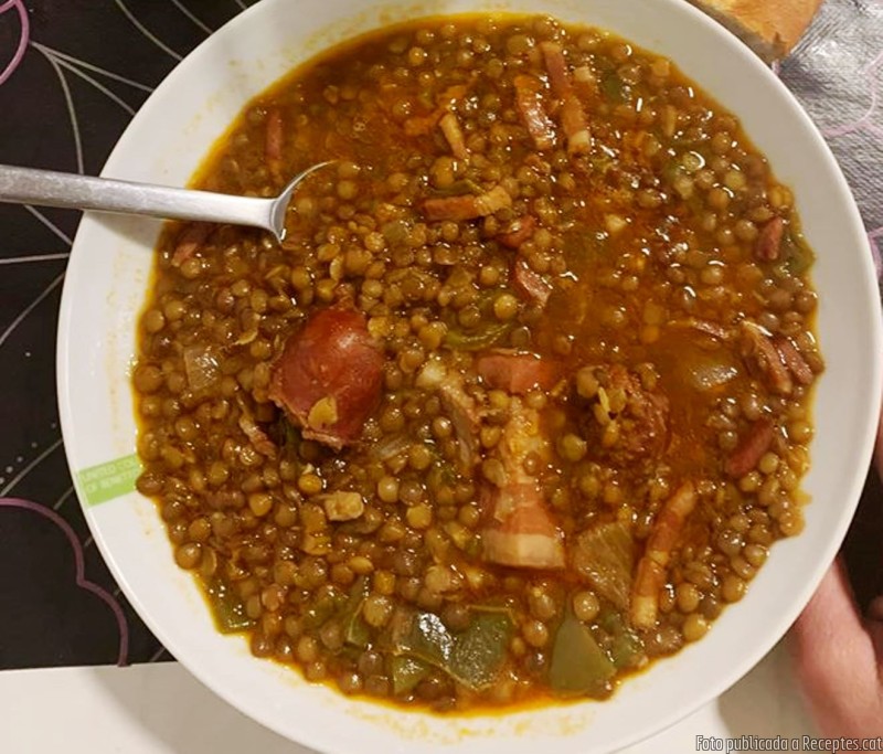 Llenties guisades amb cansalada viada i xoriço