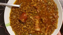 Recepta de cuina de Llenties guisades amb cansalada viada i xoriço