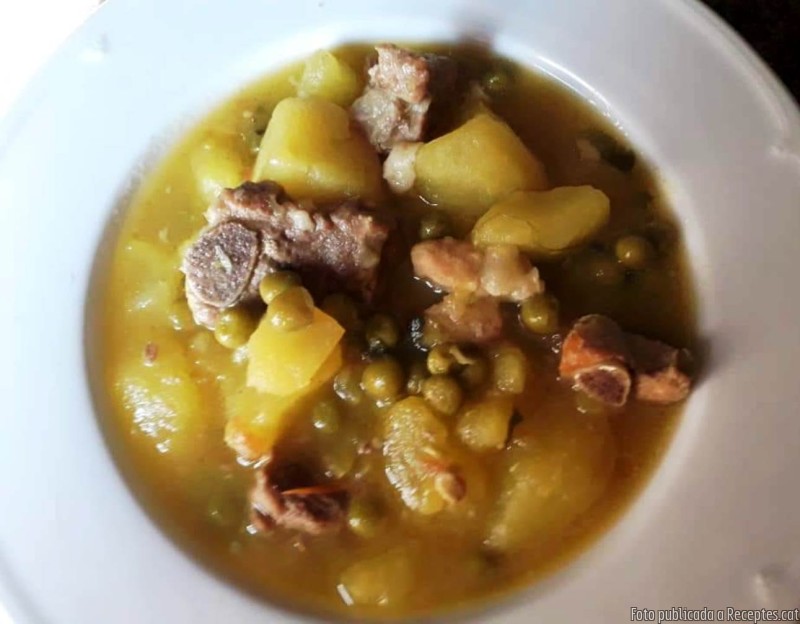 Costella de porc amb patates i pèsols