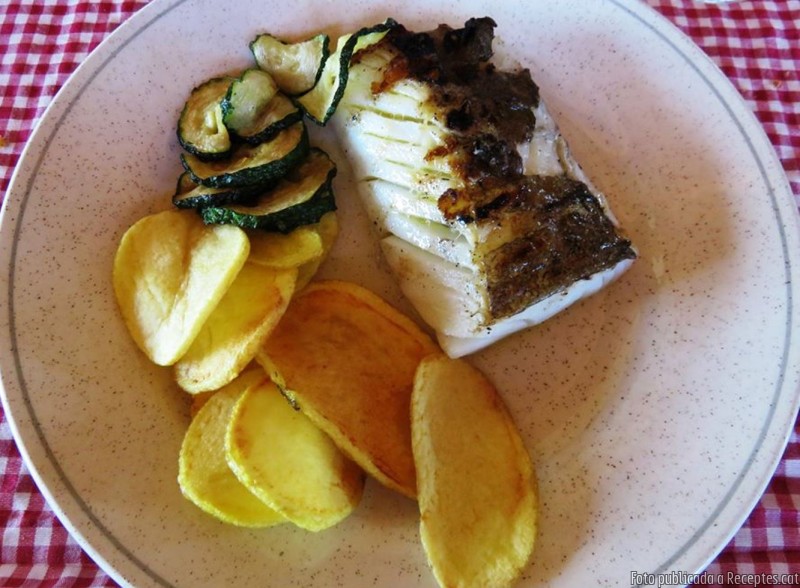 Bacallà a la planxa amb patates i carbassó