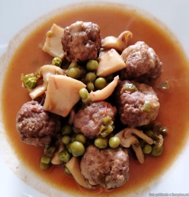 Mandonguilles amb sípia i pèsols