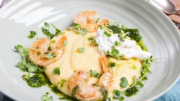 Recepta de cuina de Llagostins guisats en polenta cremosa i mato