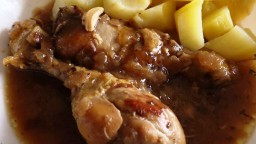 Recepta de cuina de Cuixes de pollastre a la cervesa amb patates al vapor