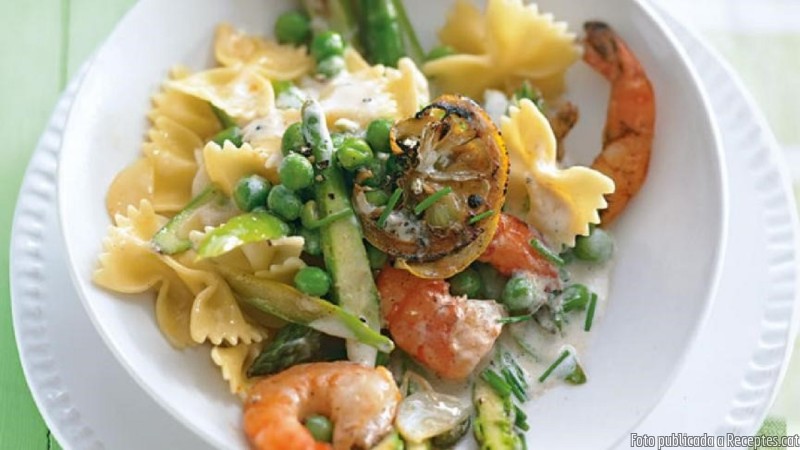 Paella de primavera amb gambes i pasta