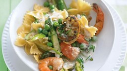 Recepta de cuina de Paella de primavera amb gambes i pasta
