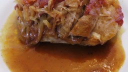 Recepta de cuina de Llaminera de porc ibèric amb ceba caramel·litzada i melmelada de tomàquet