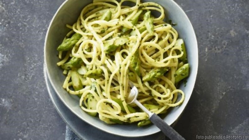Pasta amb espàrrecs verds
