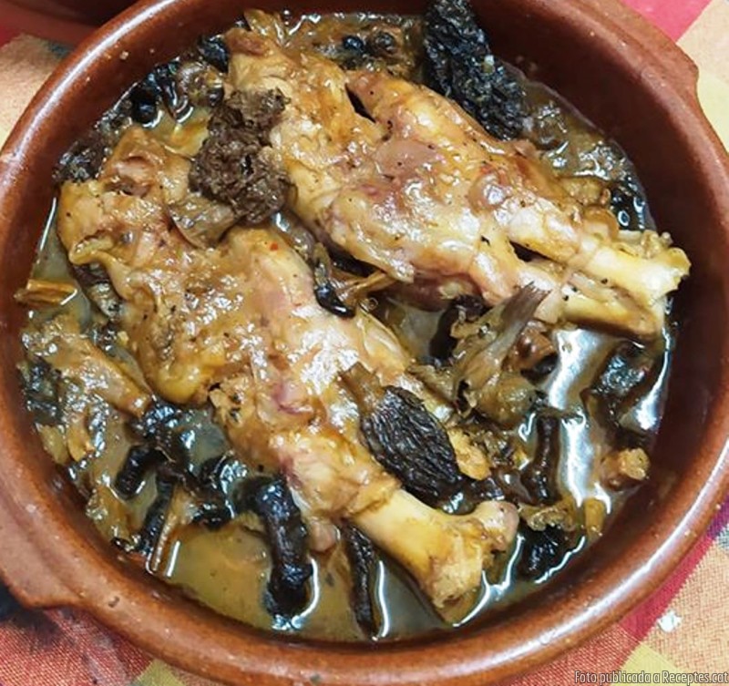 Cassoleta de peus de porc amb múrgoles