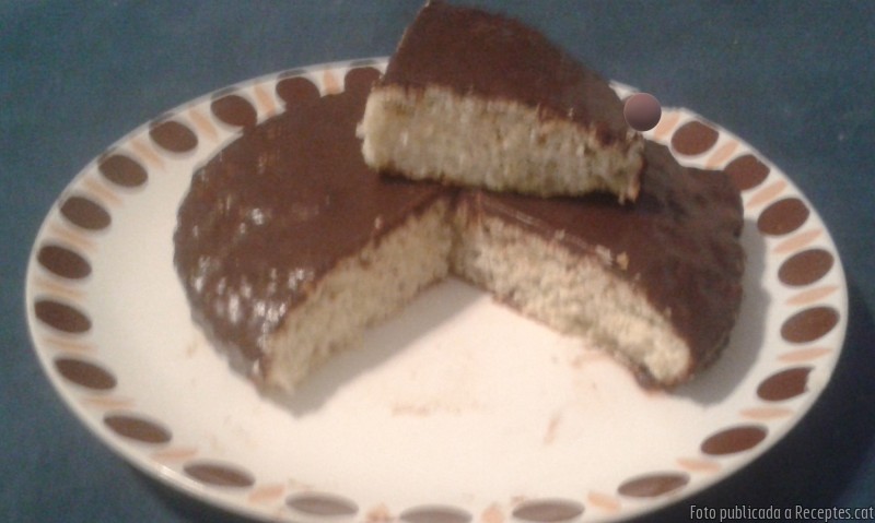 Pastís de coco amb cobertura de xocolata