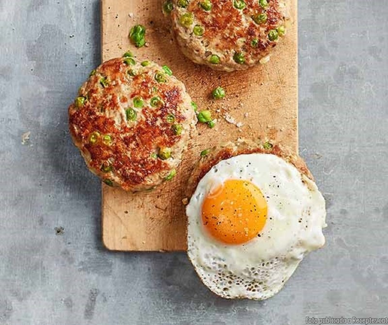 Hamburgueses de pèsols amb ou ferrat