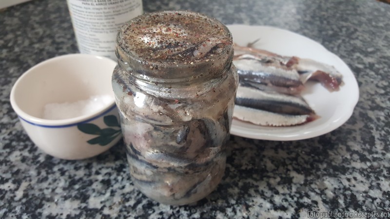 Anxoves marinades amb vinagre d'arrós