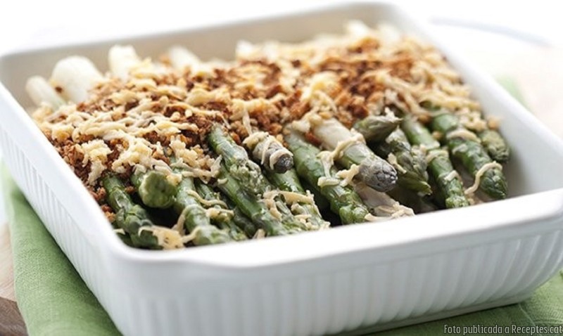 Espàrrecs gratinats amb pa ratllat