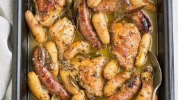 Recepta de cuina de Salsitxes, pollastre i patates al forn
