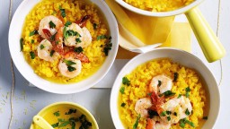 Recepta de cuina de Gambes amb salsa cremosa de safrà i arròs