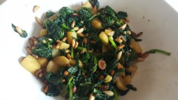 Recepta de cuina de Espinacs amb poma champinyons i pinyons