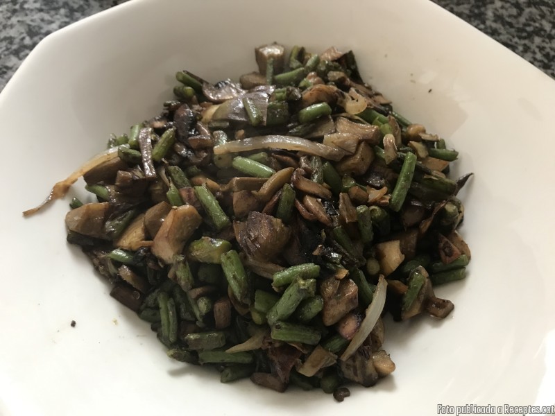 Peix a la planxa amb verdures al wok