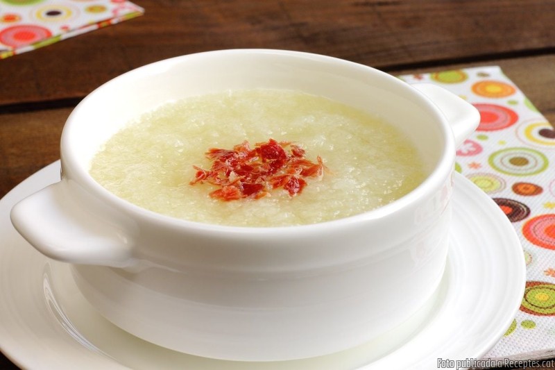 Sopa freda de meló, amb encenalls de pernil