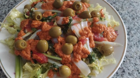 Esqueixada de bacallà amb romesco