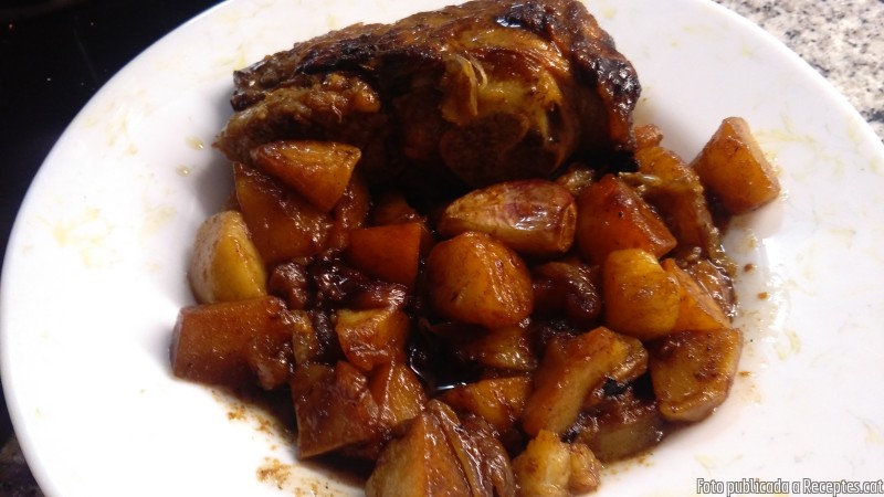 Conill caramel·litzat amb fruits secs i patates