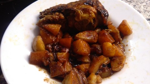 Conill caramel·litzat amb fruits secs i patates