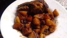 Recepta de cuina de Conill caramel·litzat amb fruits secs i patates
