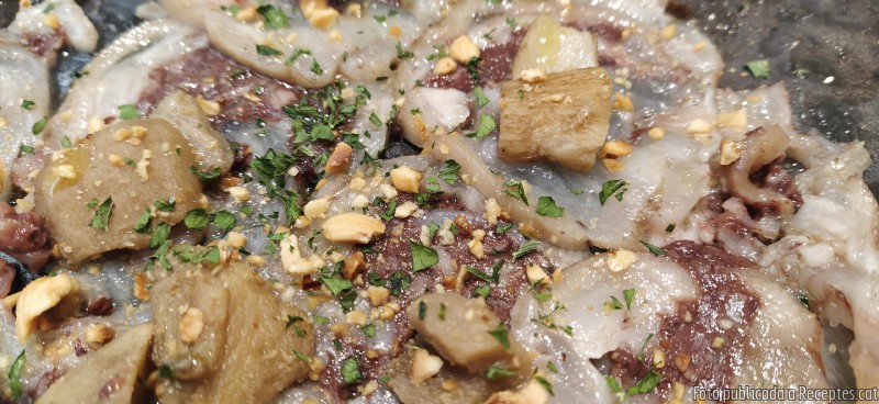 Carpaccio de peus de porc amb botifarra negra i ceps
