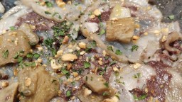 Recepta de cuina de Carpaccio de peus de porc amb botifarra negra i ceps