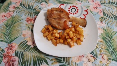 Garró de porc al forn amb patates fregides tallades a quadres