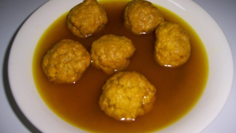 Mandonguilles en escabetx, amb pèsols i xampinyons
