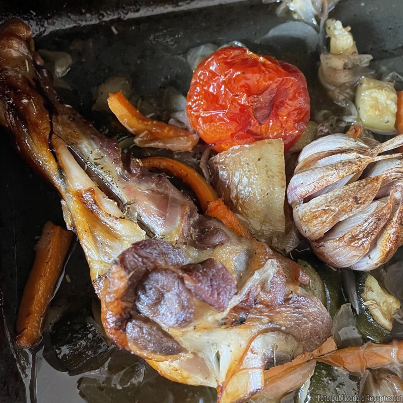 Espatlla de xai al forn amb verdures i vi