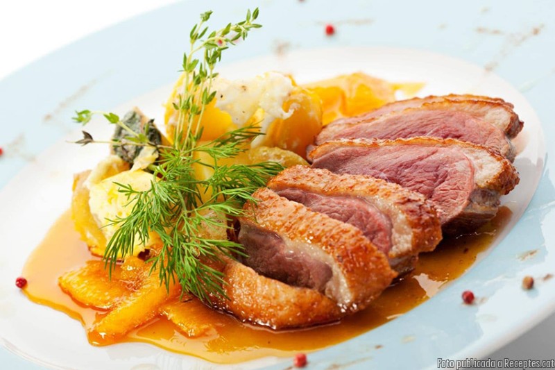 Magret d'ànec amb salsa de taronja i cruixent de verdures