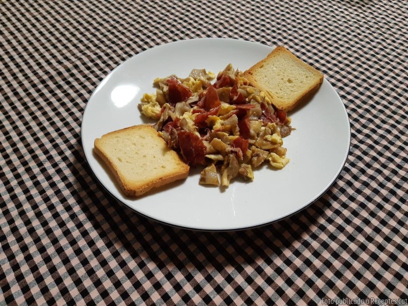 Ous remenats amb gírgoles i pernil salat