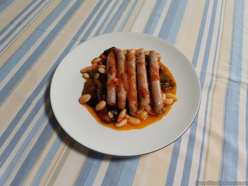Salsitxes de porc amb samfaina i mongetes del ganxet